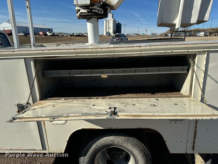 image for item DX3819 1989 Ford F350 Super Duty bucket truck