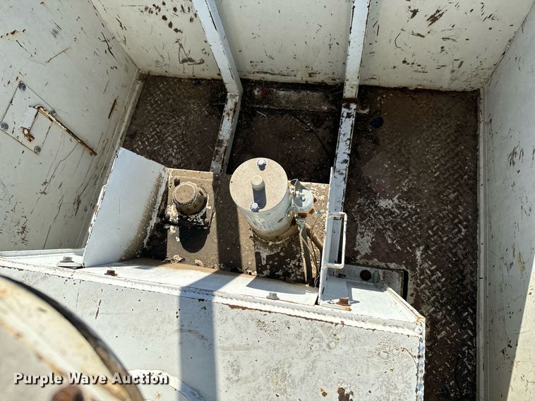 image for item DX3819 1989 Ford F350 Super Duty bucket truck