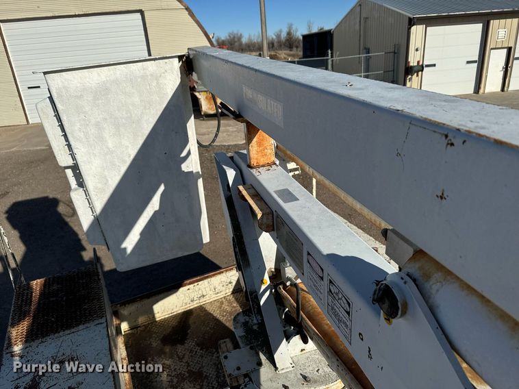 image for item DX3819 1989 Ford F350 Super Duty bucket truck