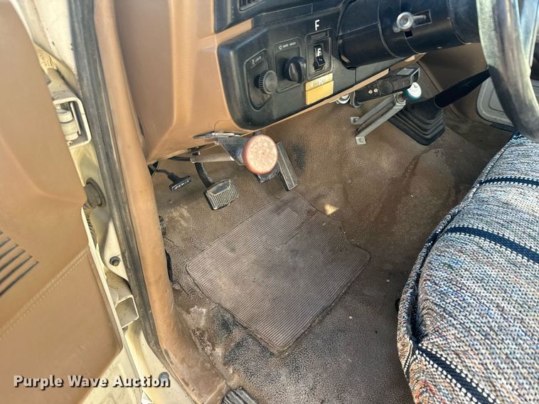 image for item DX3819 1989 Ford F350 Super Duty bucket truck