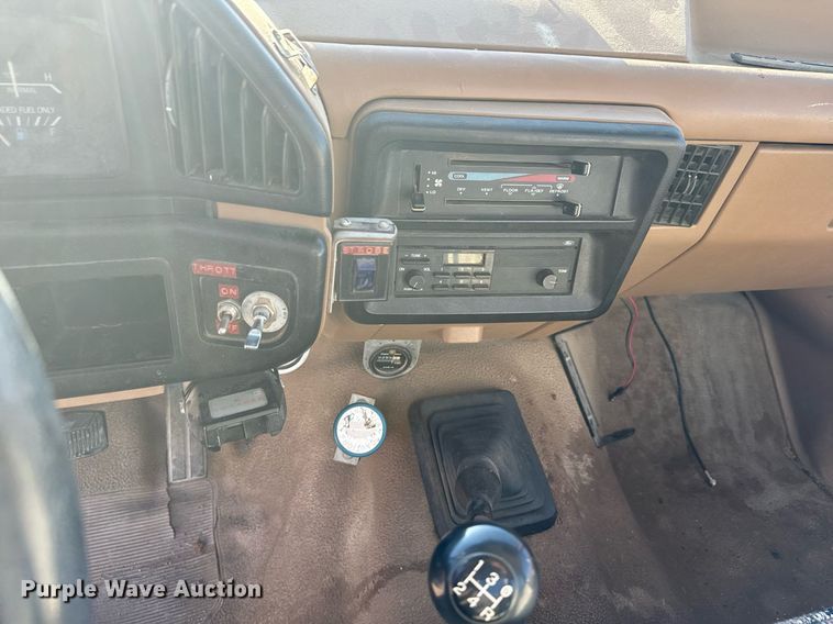 image for item DX3819 1989 Ford F350 Super Duty bucket truck