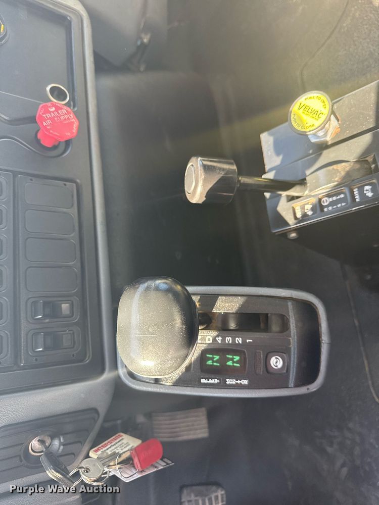 image for item EG2193 2007 International  4300 dump truck