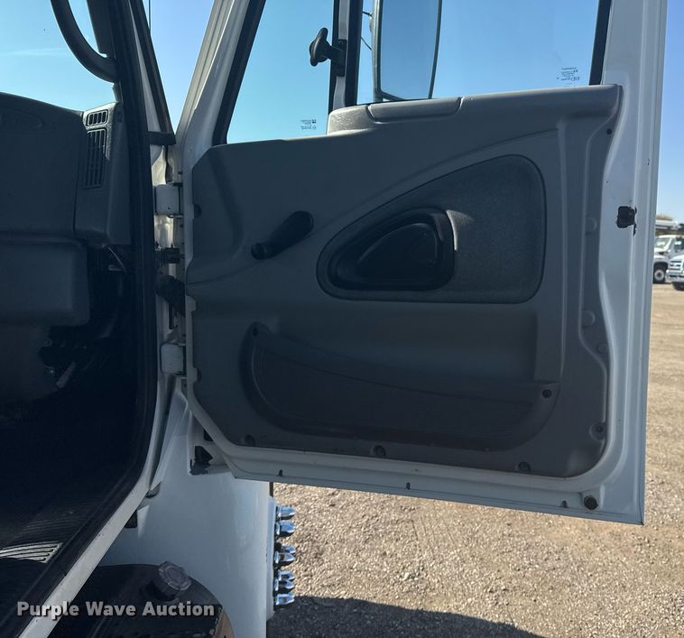 image for item EG2193 2007 International  4300 dump truck