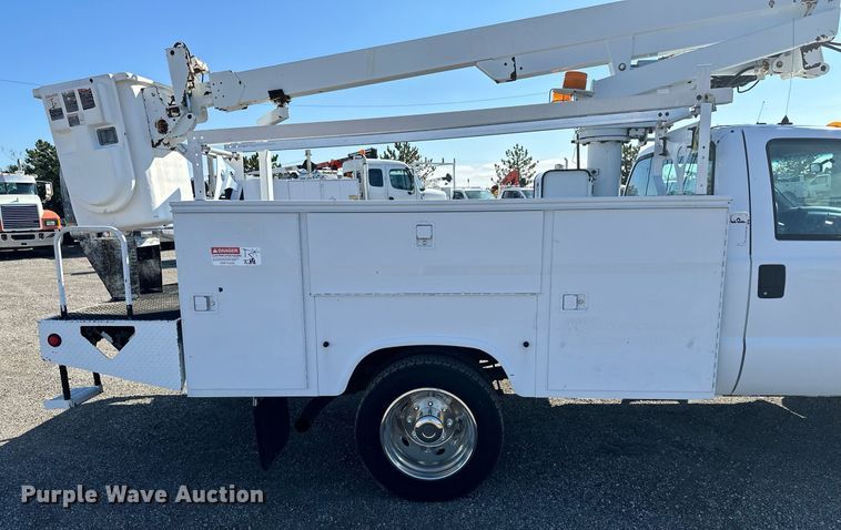 image for item EG2236 2004 Ford F450 Super Duty bucket truck