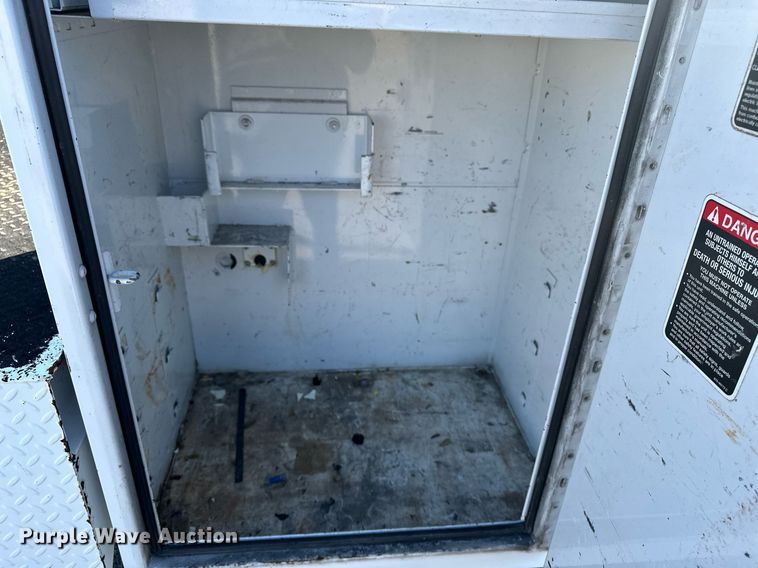 image for item EG2236 2004 Ford F450 Super Duty bucket truck