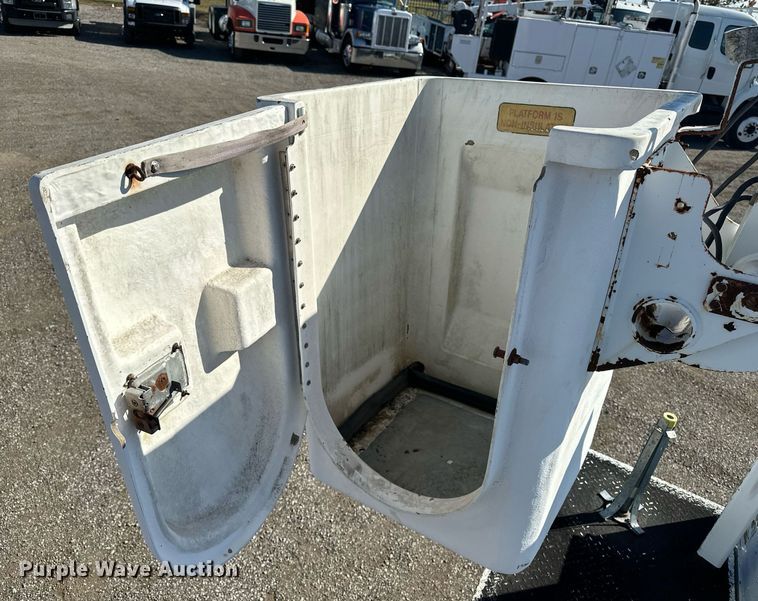 image for item EG2236 2004 Ford F450 Super Duty bucket truck