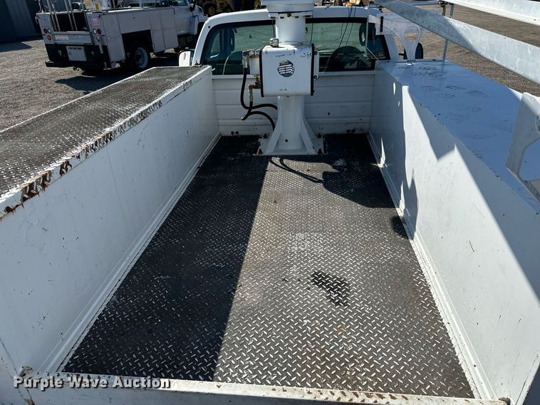 image for item EG2236 2004 Ford F450 Super Duty bucket truck