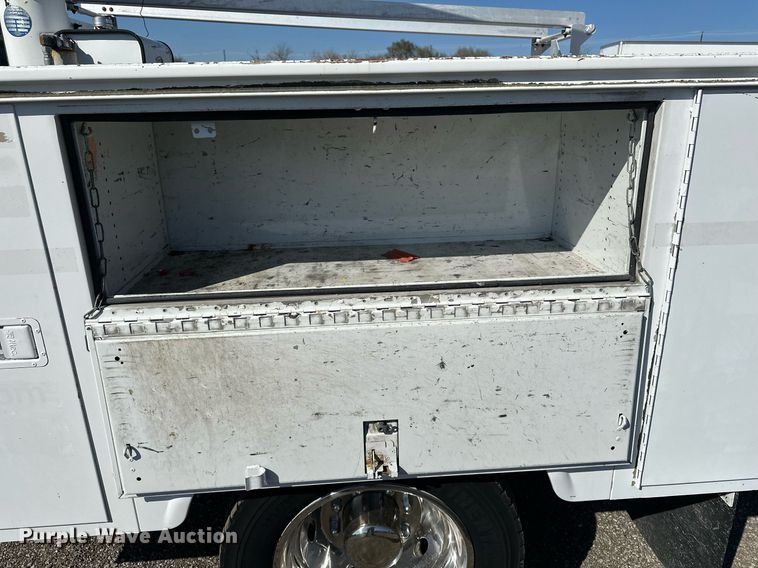 image for item EG2236 2004 Ford F450 Super Duty bucket truck