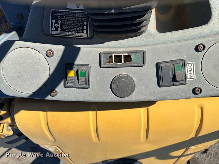 image for item EG2275 1999 New Holland 555E backhoe