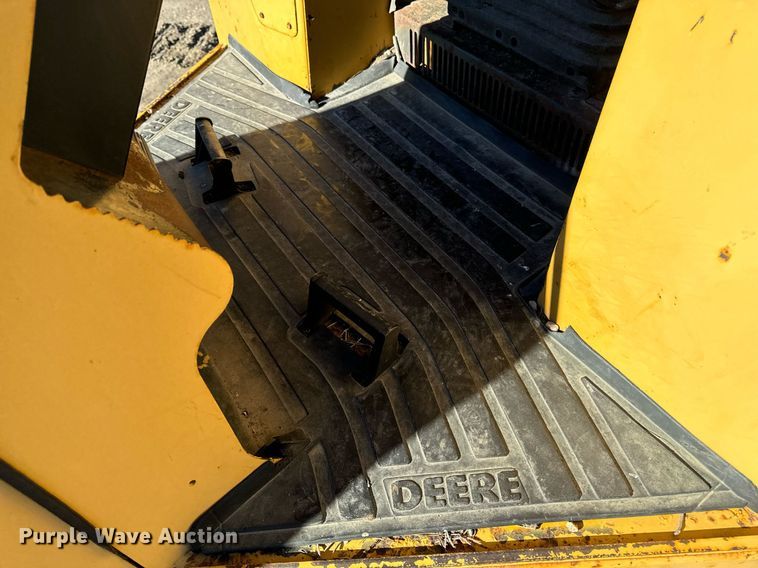 image for item EG6955 2005 John Deere 700H LGP dozer