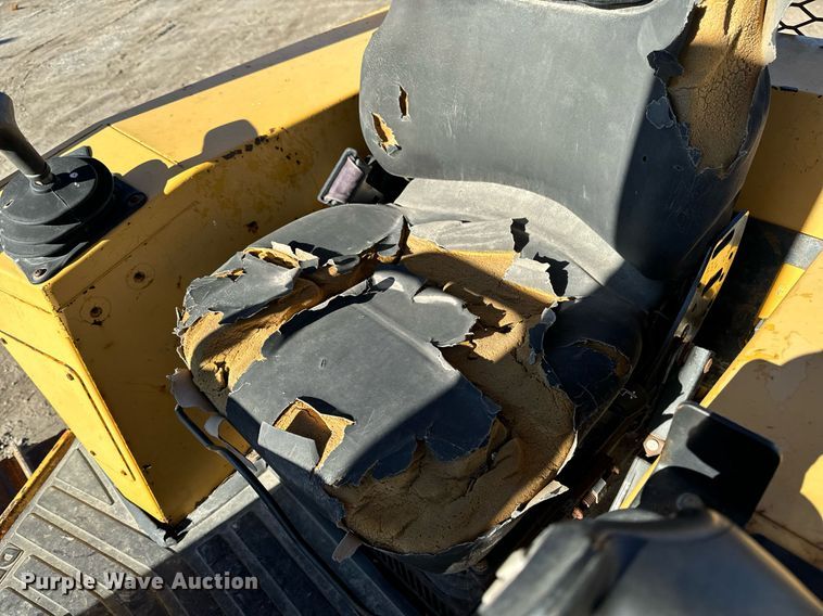 image for item EG6955 2005 John Deere 700H LGP dozer