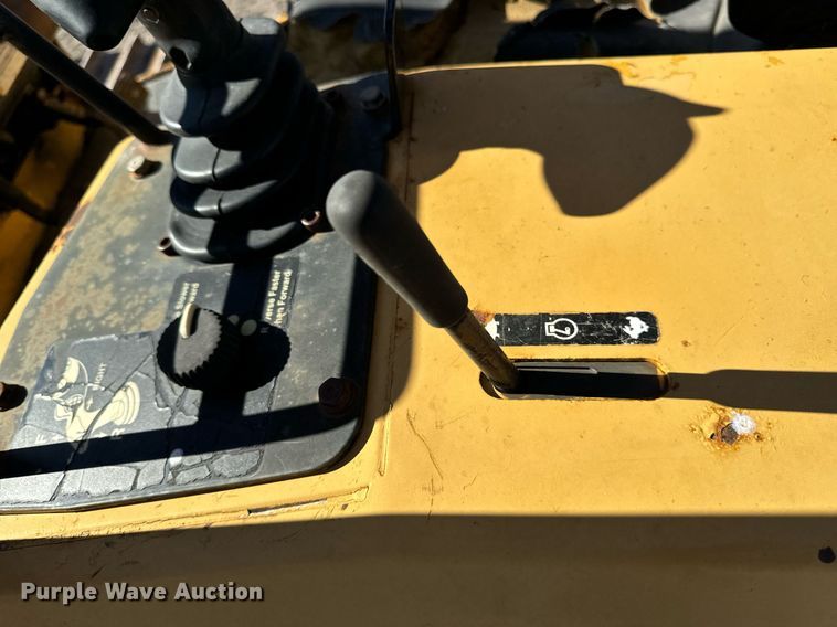 image for item EG6955 2005 John Deere 700H LGP dozer