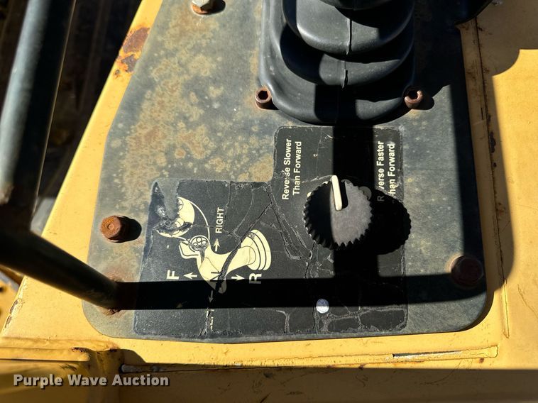 image for item EG6955 2005 John Deere 700H LGP dozer