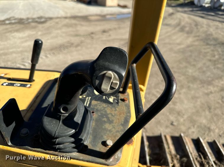 image for item EG6955 2005 John Deere 700H LGP dozer