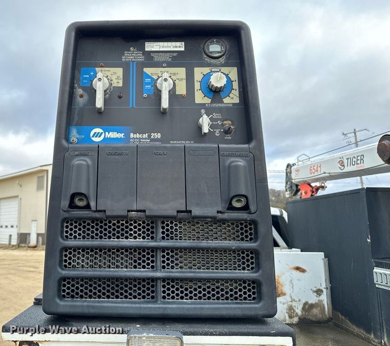 image for item EG7008 2017 Ford F550 Super Duty XL SuperCab utility / service truck