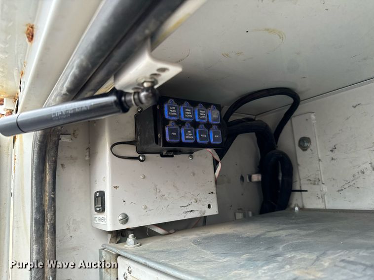 image for item EG7008 2017 Ford F550 Super Duty XL SuperCab utility / service truck