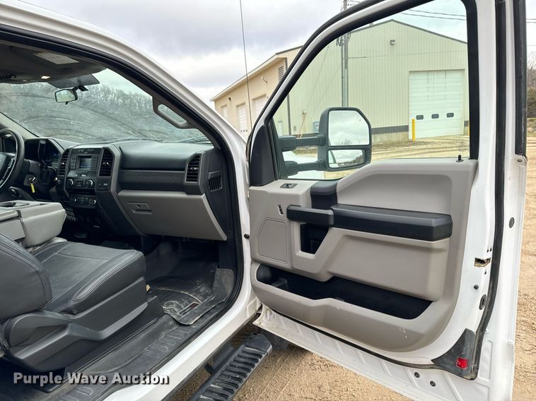 image for item EG7008 2017 Ford F550 Super Duty XL SuperCab utility / service truck