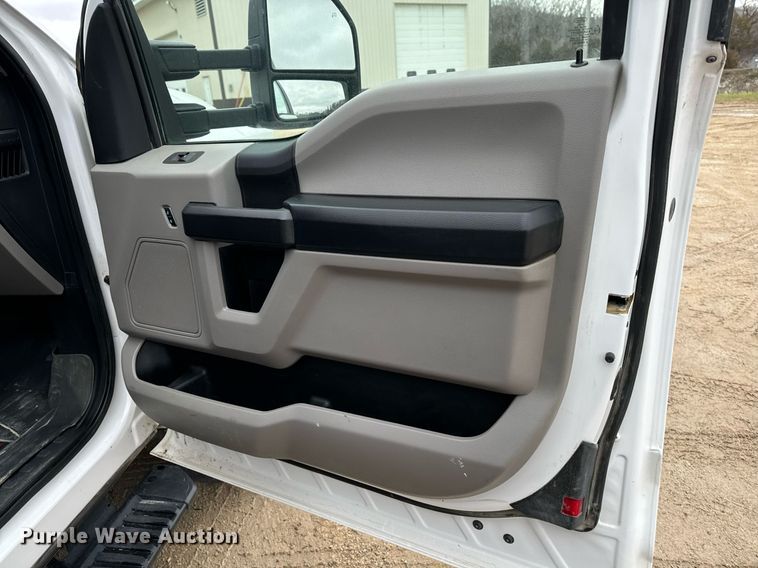 image for item EG7008 2017 Ford F550 Super Duty XL SuperCab utility / service truck