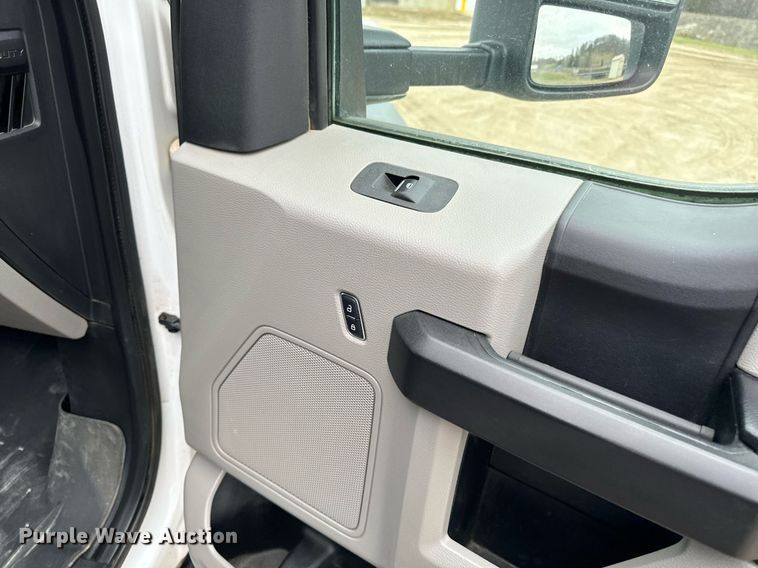 image for item EG7008 2017 Ford F550 Super Duty XL SuperCab utility / service truck