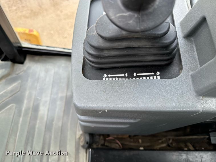 image for item EG7009 2010 Caterpillar CS56 single drum vibratory roller