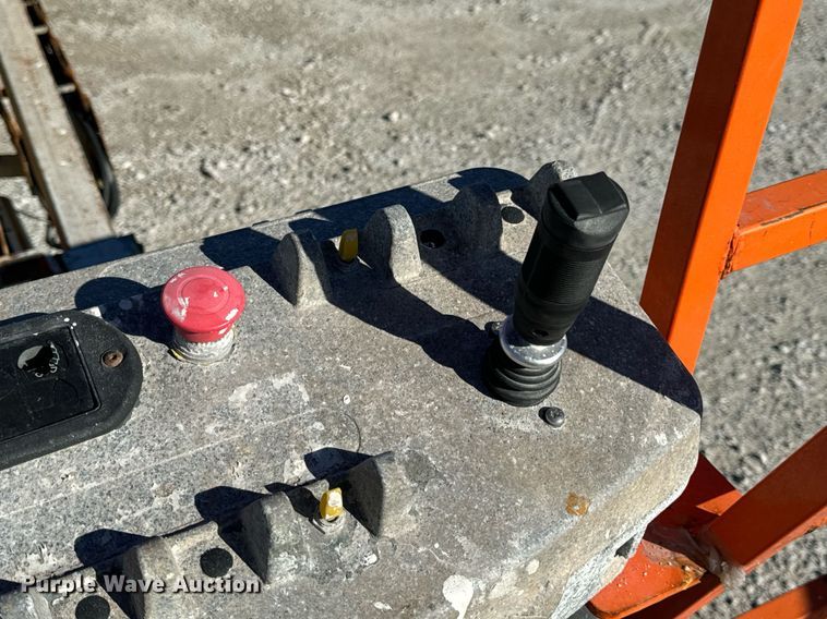 image for item EH7260 2007 JLG 600S boom lift