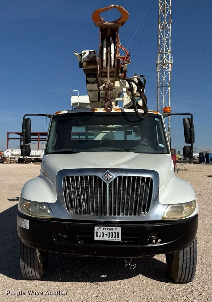 image for item EJ3197 2007 International 4300 digger derrick truck