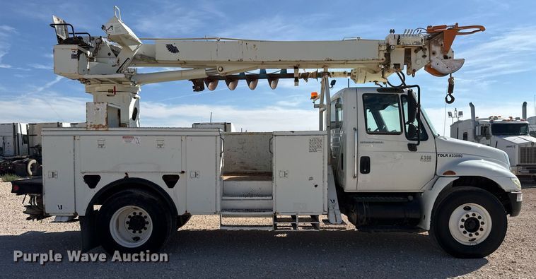 image for item EJ3197 2007 International 4300 digger derrick truck