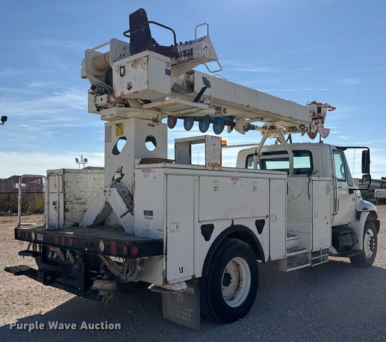 image for item EJ3197 2007 International 4300 digger derrick truck