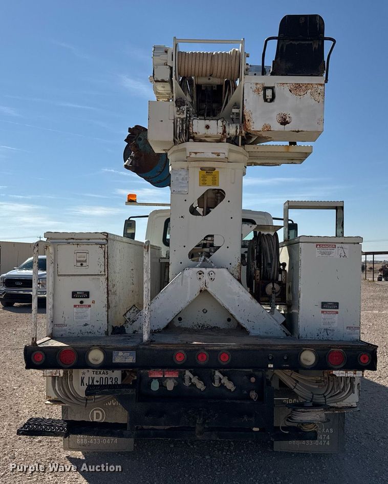 image for item EJ3197 2007 International 4300 digger derrick truck