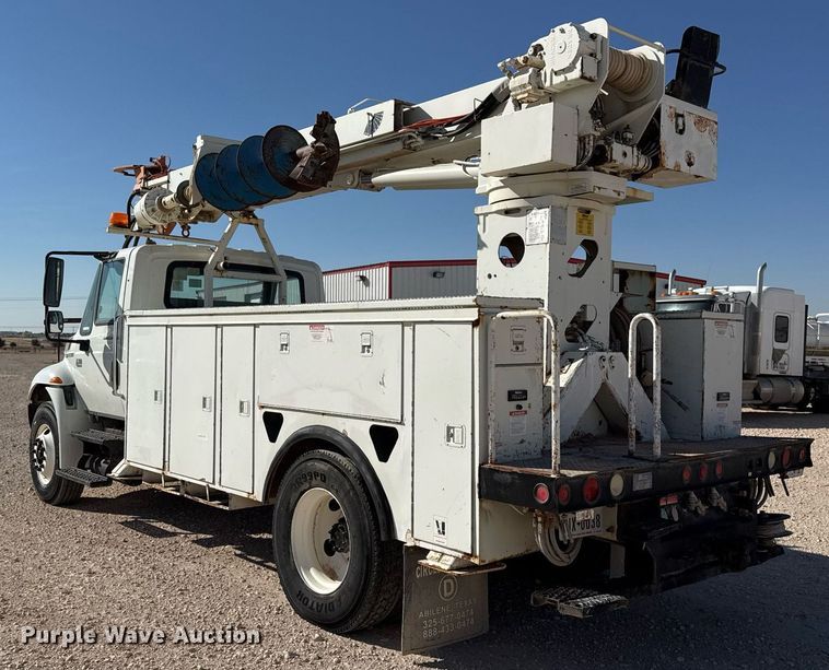 image for item EJ3197 2007 International 4300 digger derrick truck