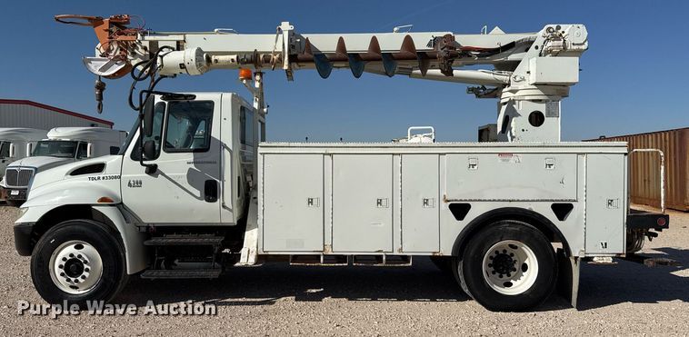 image for item EJ3197 2007 International 4300 digger derrick truck