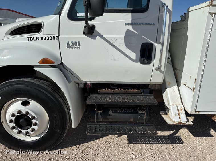 image for item EJ3197 2007 International 4300 digger derrick truck
