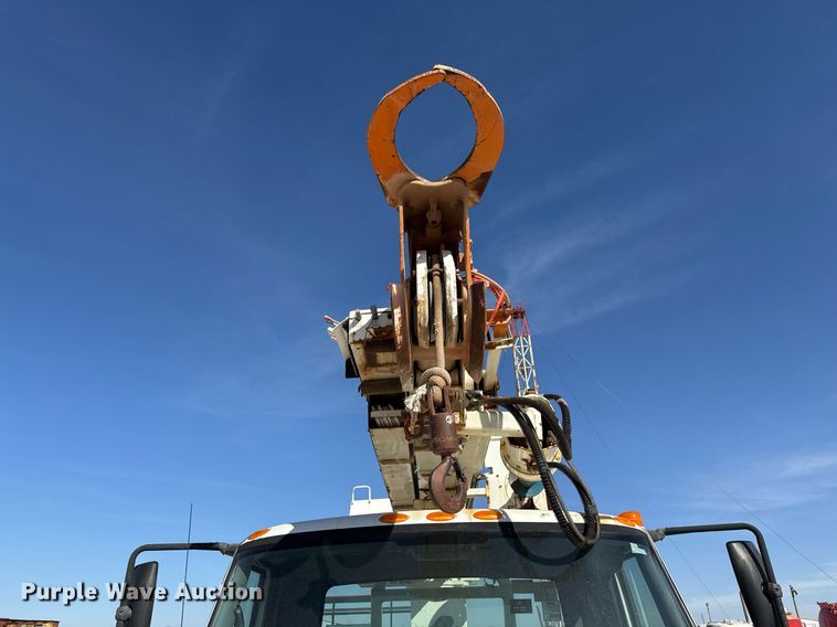 image for item EJ3197 2007 International 4300 digger derrick truck