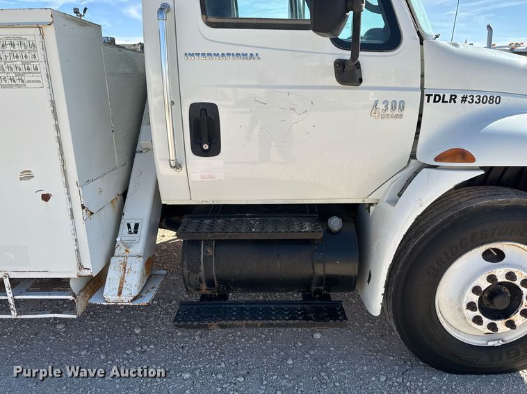 image for item EJ3197 2007 International 4300 digger derrick truck