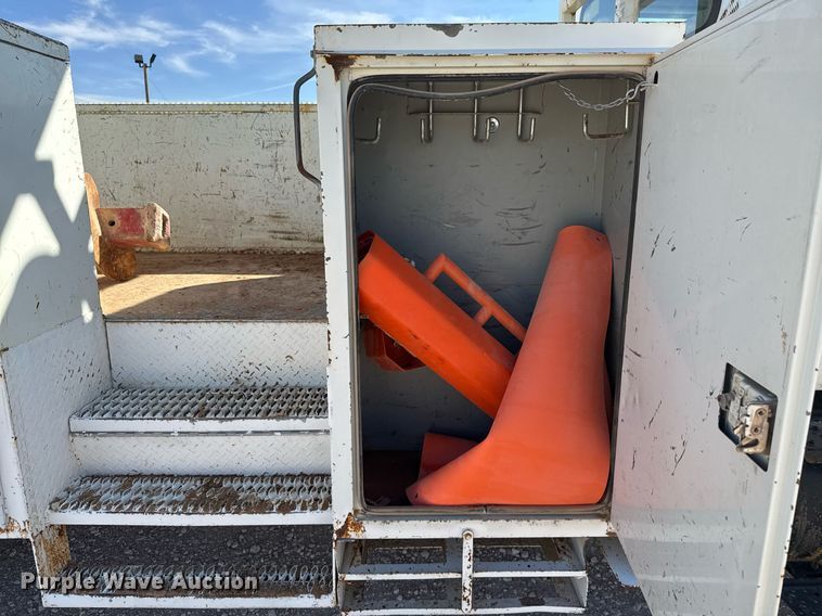 image for item EJ3197 2007 International 4300 digger derrick truck