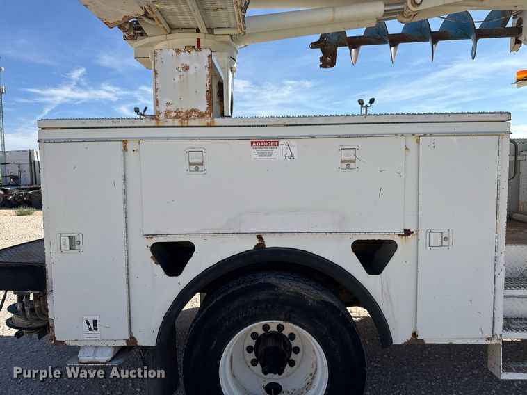 image for item EJ3197 2007 International 4300 digger derrick truck