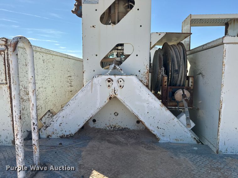 image for item EJ3197 2007 International 4300 digger derrick truck