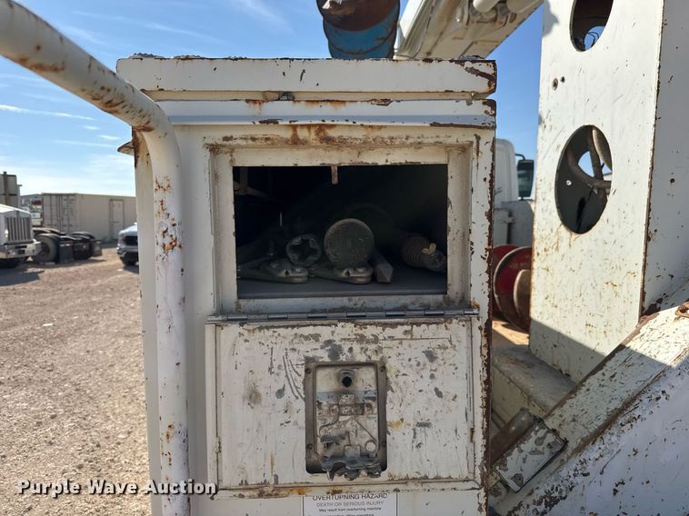 image for item EJ3197 2007 International 4300 digger derrick truck