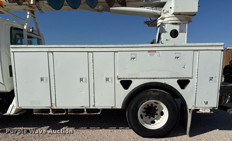 image for item EJ3197 2007 International 4300 digger derrick truck