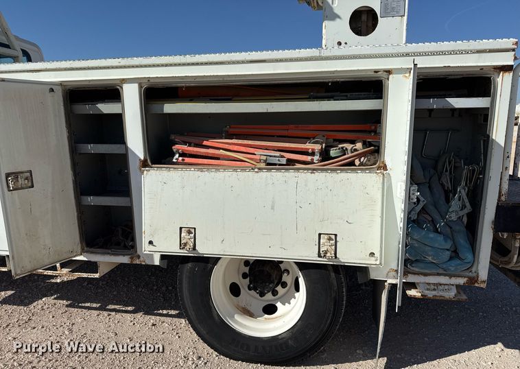 image for item EJ3197 2007 International 4300 digger derrick truck