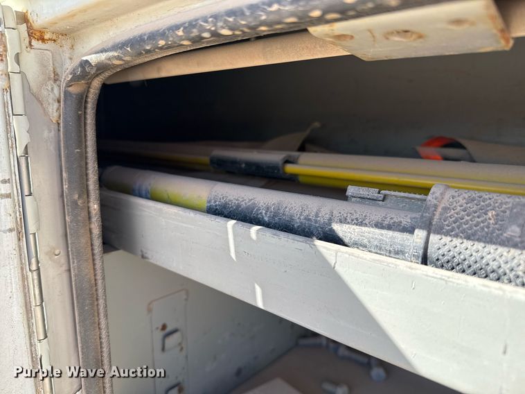 image for item EJ3197 2007 International 4300 digger derrick truck