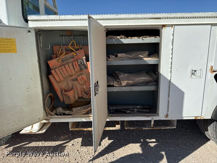 image for item EJ3197 2007 International 4300 digger derrick truck