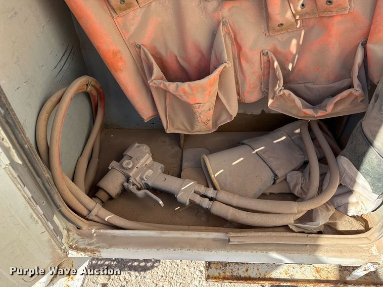 image for item EJ3197 2007 International 4300 digger derrick truck