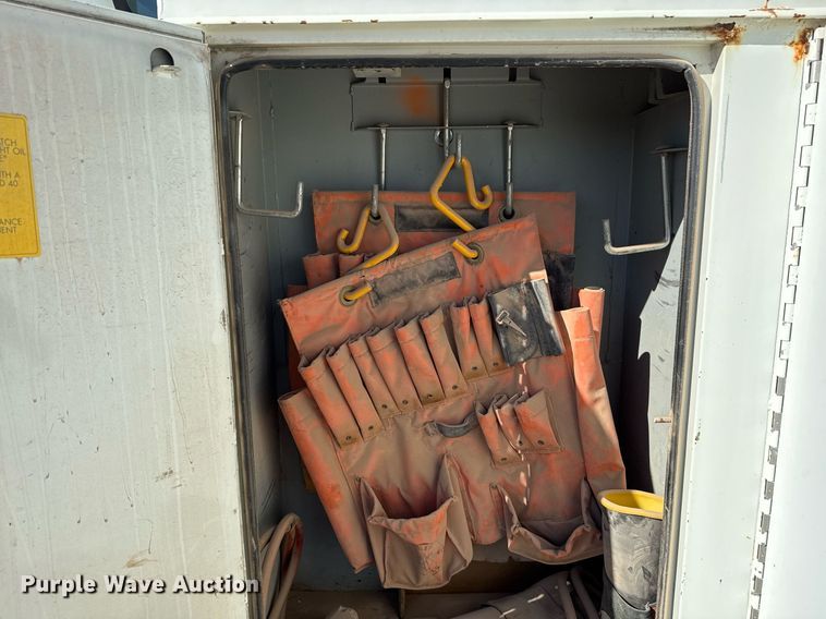 image for item EJ3197 2007 International 4300 digger derrick truck