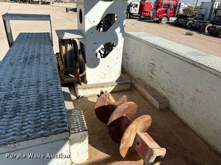 image for item EJ3197 2007 International 4300 digger derrick truck