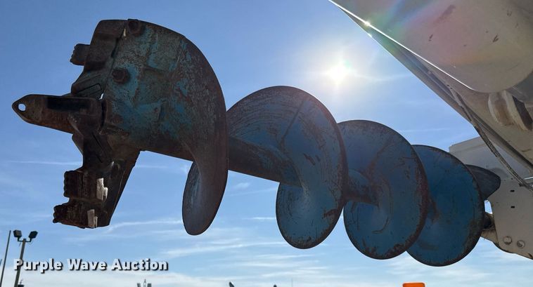 image for item EJ3197 2007 International 4300 digger derrick truck