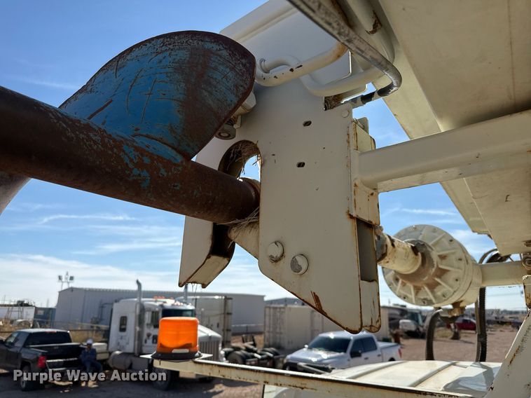 image for item EJ3197 2007 International 4300 digger derrick truck