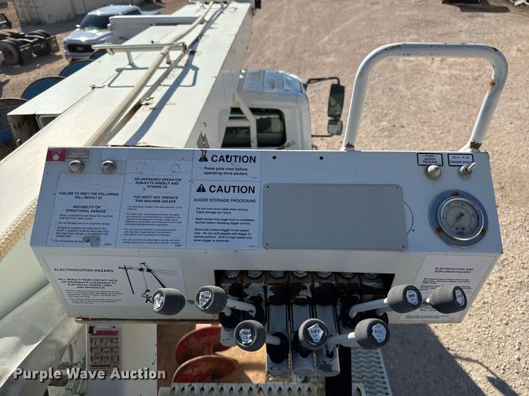 image for item EJ3197 2007 International 4300 digger derrick truck