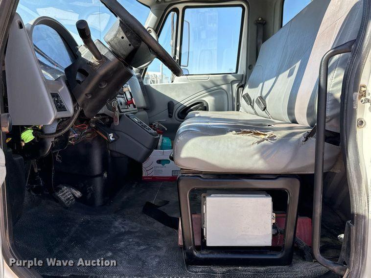 image for item EJ3197 2007 International 4300 digger derrick truck