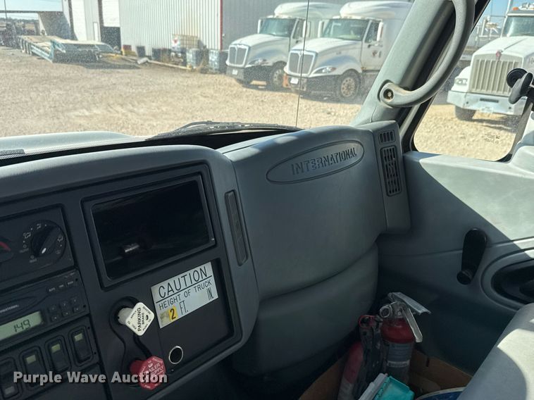 image for item EJ3197 2007 International 4300 digger derrick truck